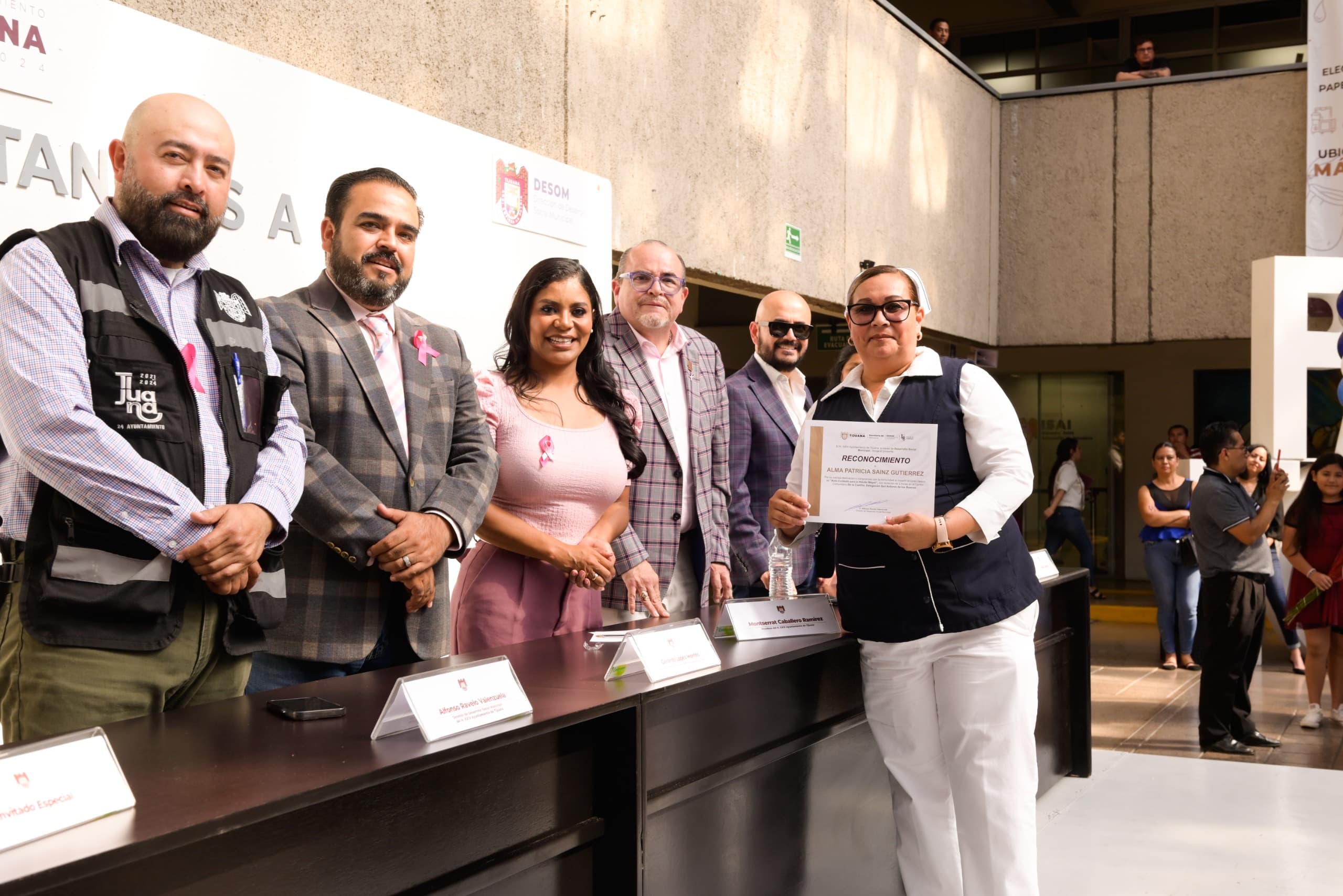 Montserrat Caballero entrega constancias a tijuanenses que concluyeron cursos gratuitos en centros comunitarios