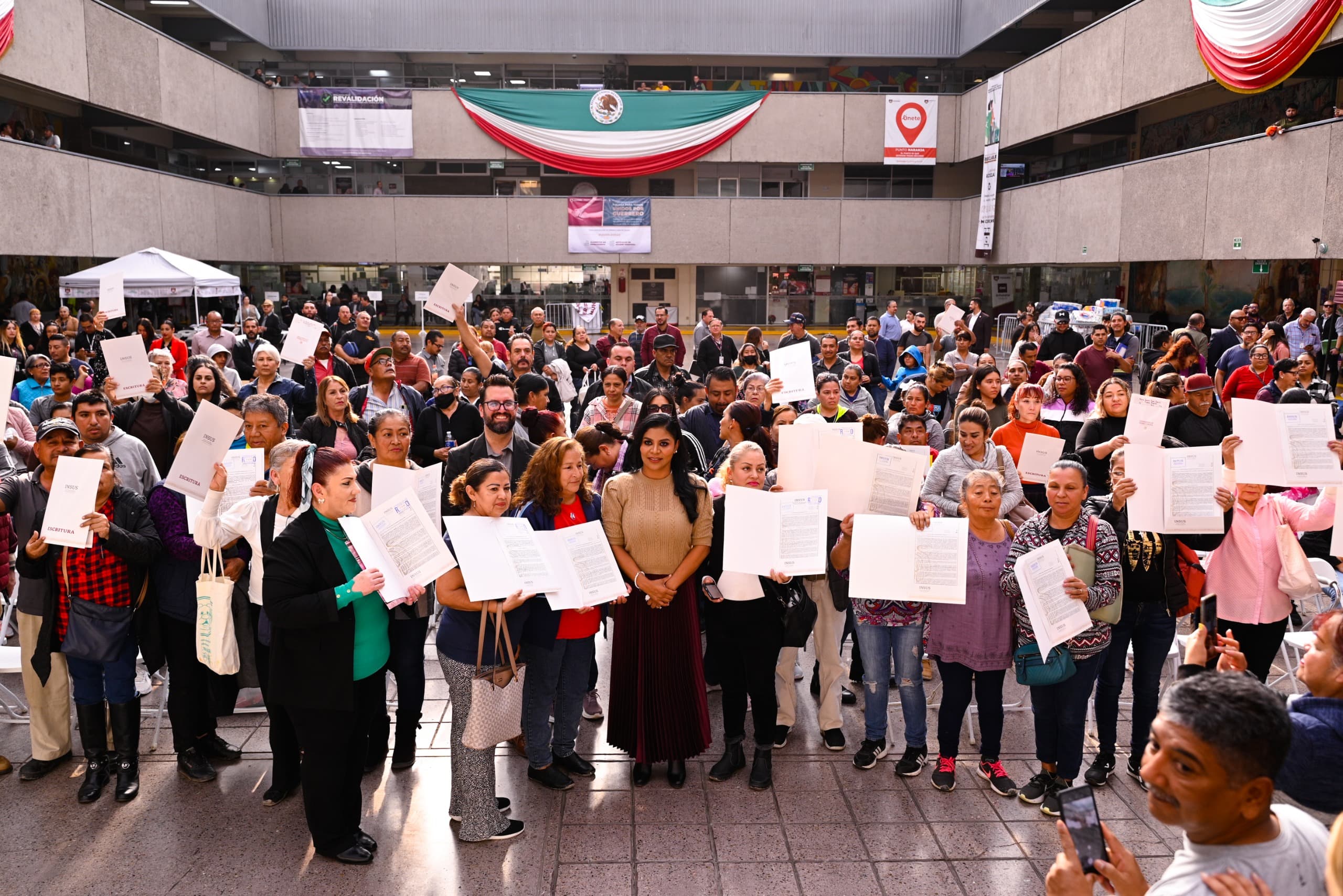 Alcaldesa Montserrat Caballero responde a la ciudadanía con entrega de escrituras y títulos de propiedad
