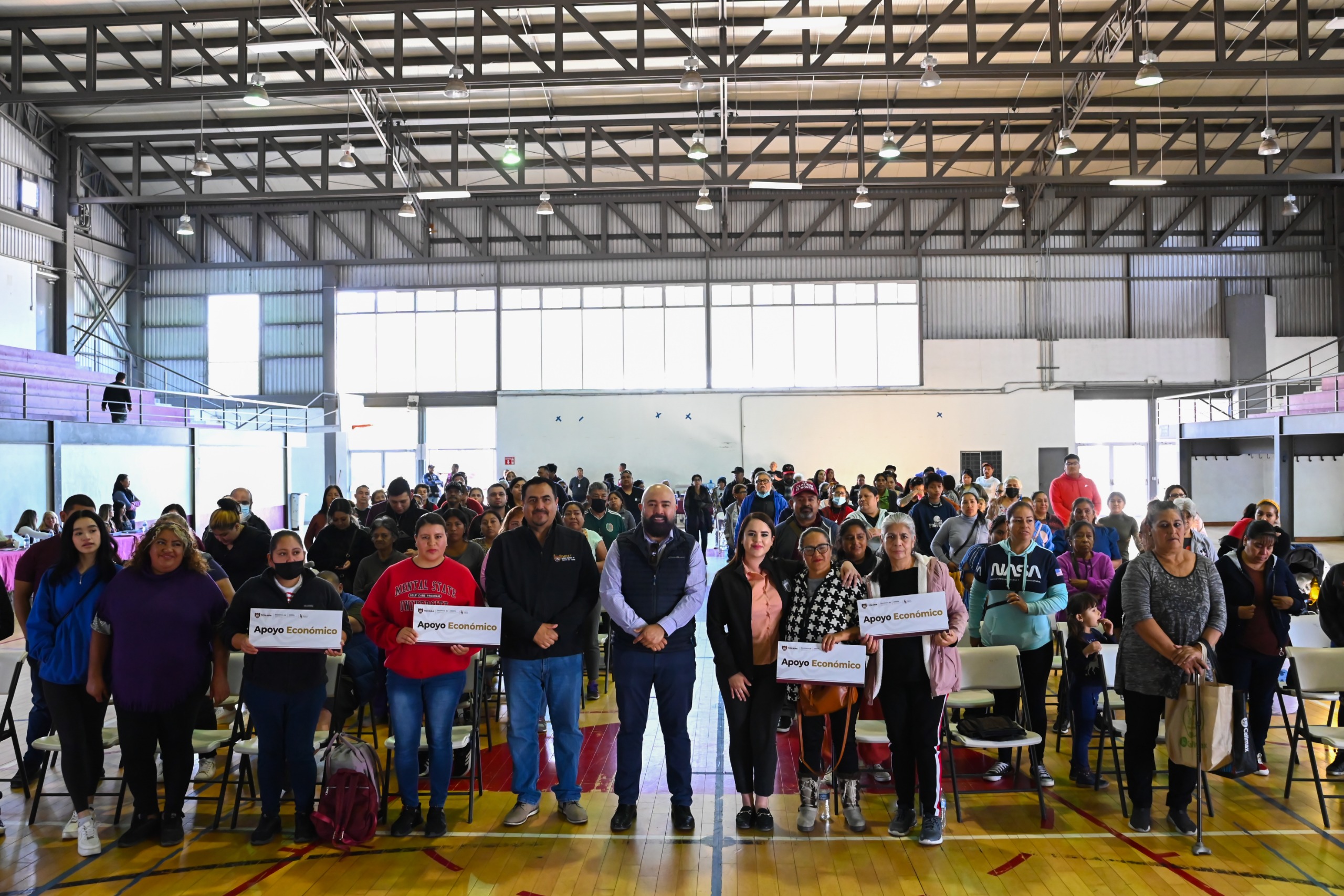 Gobierno de Montserrat Caballero entregó apoyos económicos a 100 familias tijuanenses