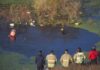 Rescata en la madrugada a una mujer atrapada en su auto en un lago de aguas residuales.