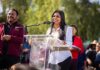 Montserrat Caballero entregó cenas navideñas y cobijas a familias tijuanenses