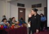 Instituto de la mujer promovió espíritu navideño con taller de envoltura de regalos