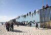 Detiene la Policía Municipal de Tijuana a 63 migrantes que iban a escalar el muro.