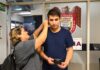Gobierno de Montserrat Caballero entrega auxiliar auditivo a joven