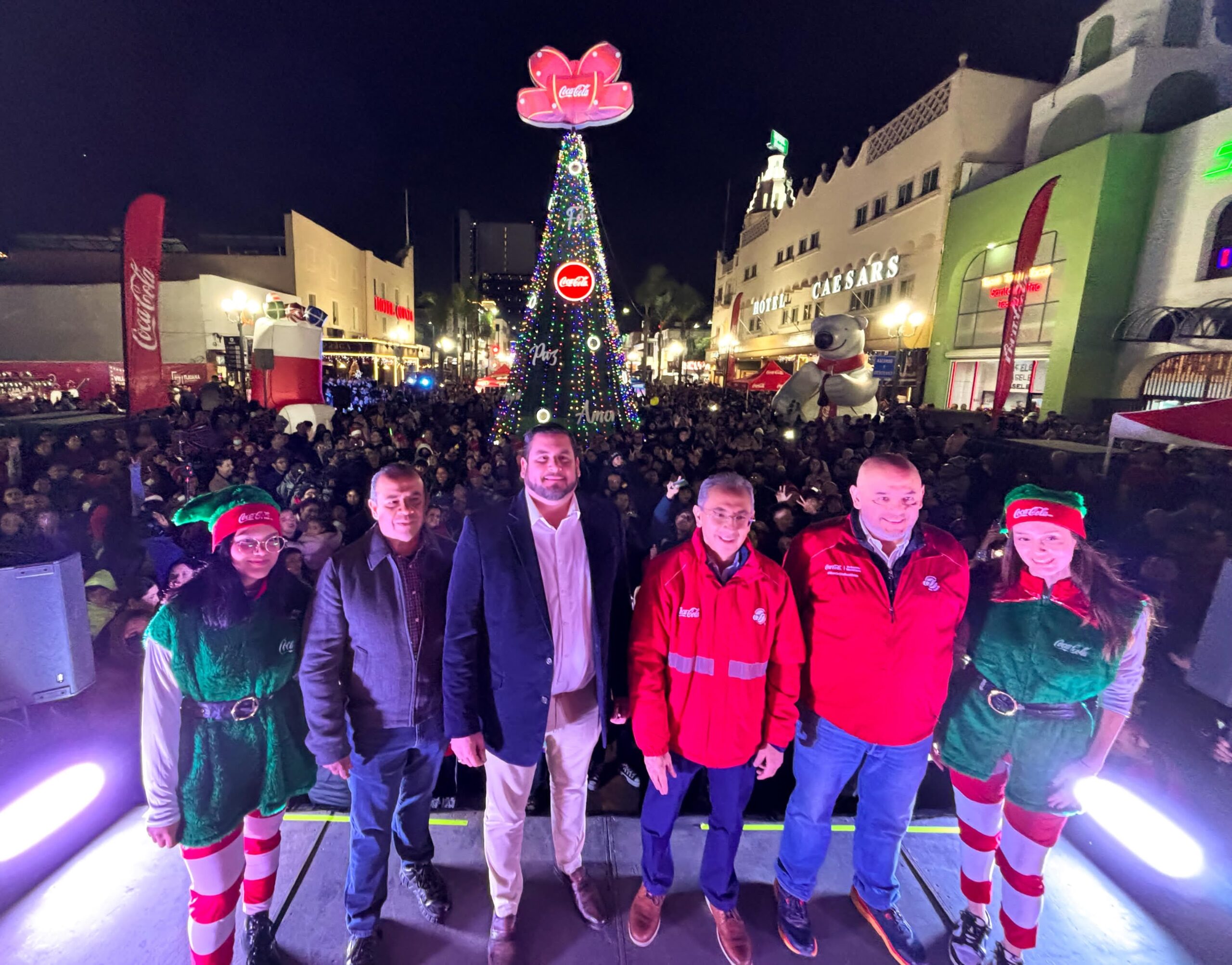Es encendido el árbol de Navidad Coca-Cola en el Centro Histórico de Tijuana