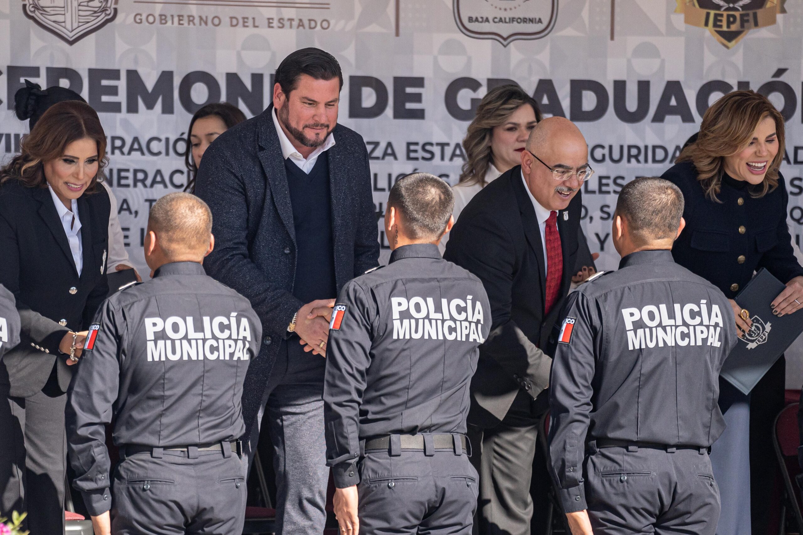 Asiste alcalde Ismael Burgueño a graduación de 130 cadetes que se integran a las fuerzas de seguridad de Baja California