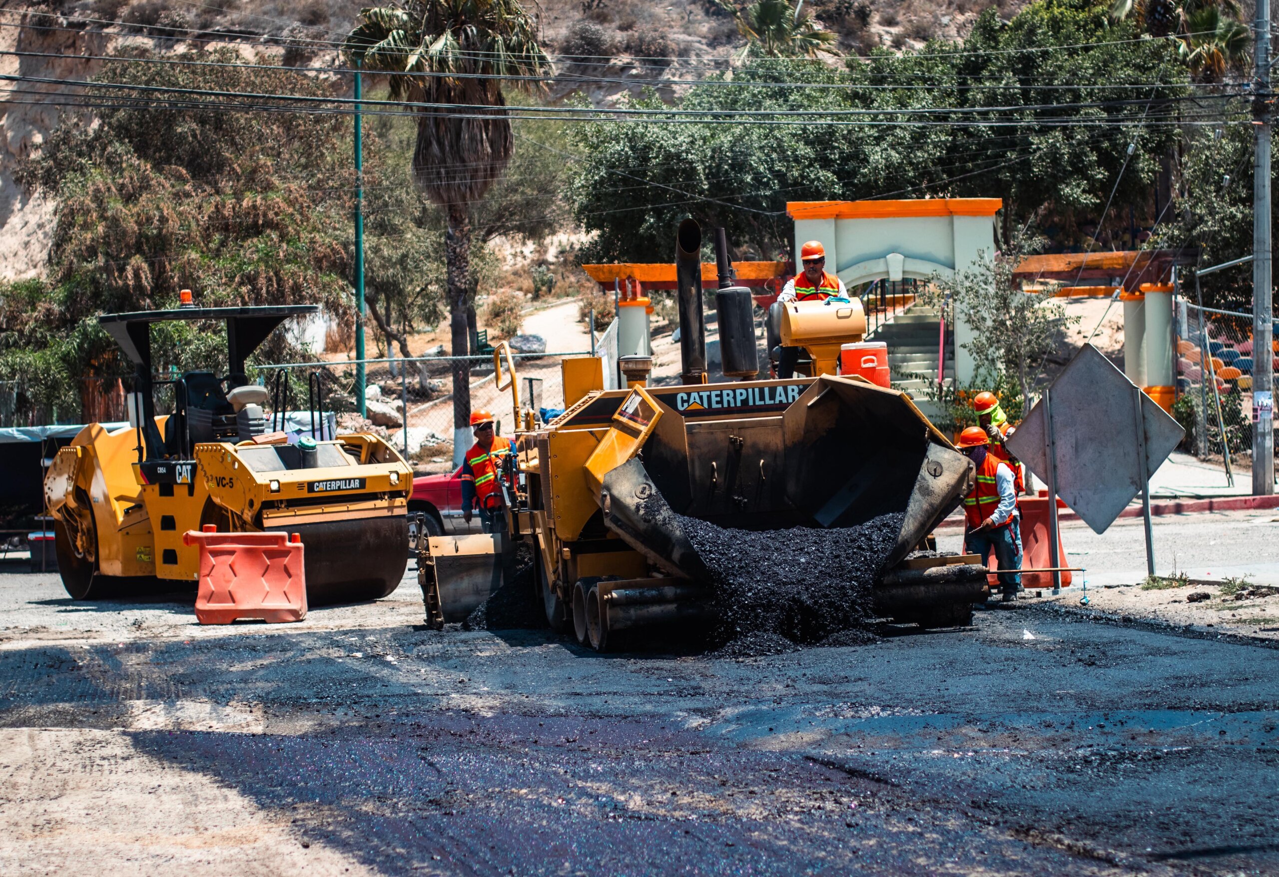 Arranca Ismael Burgue帽o obra de reencarpetado de calle principal en Residencial del Bosque