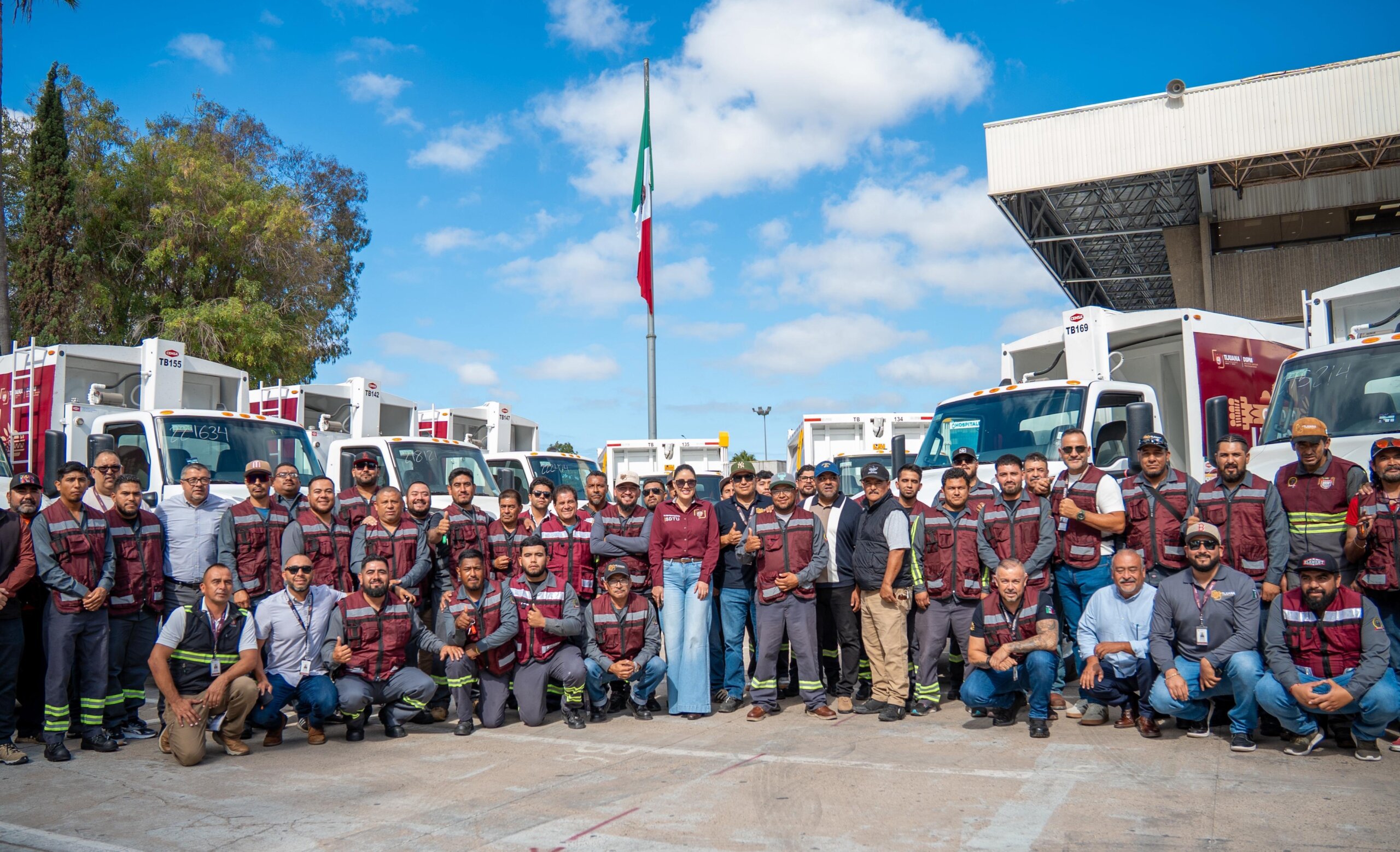Encabeza Ismael Burgueño banderazo de arranque de 129 camiones recolectores de basura para Tijuana