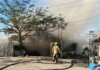 Incendio consume al menos cuatro viviendas irregulares junto a las vías del tren en Tijuana