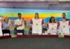Presentan camisa y medalla de la carrera “Mujer: Equidad y Salud”.